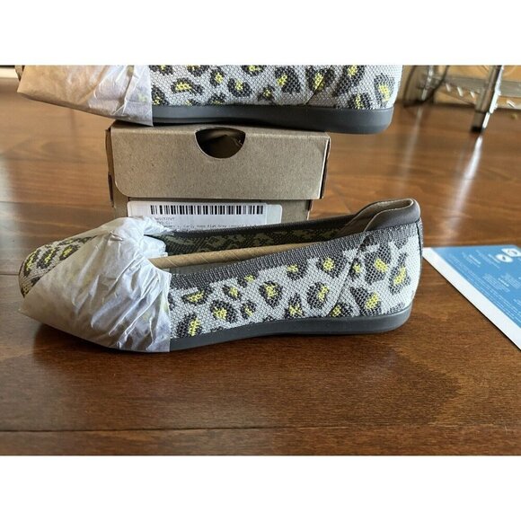 Clarks Women's Carly Hope Ballet Flat Grey Text Animal Print NEW 6.5 W - Picture 3 of 9